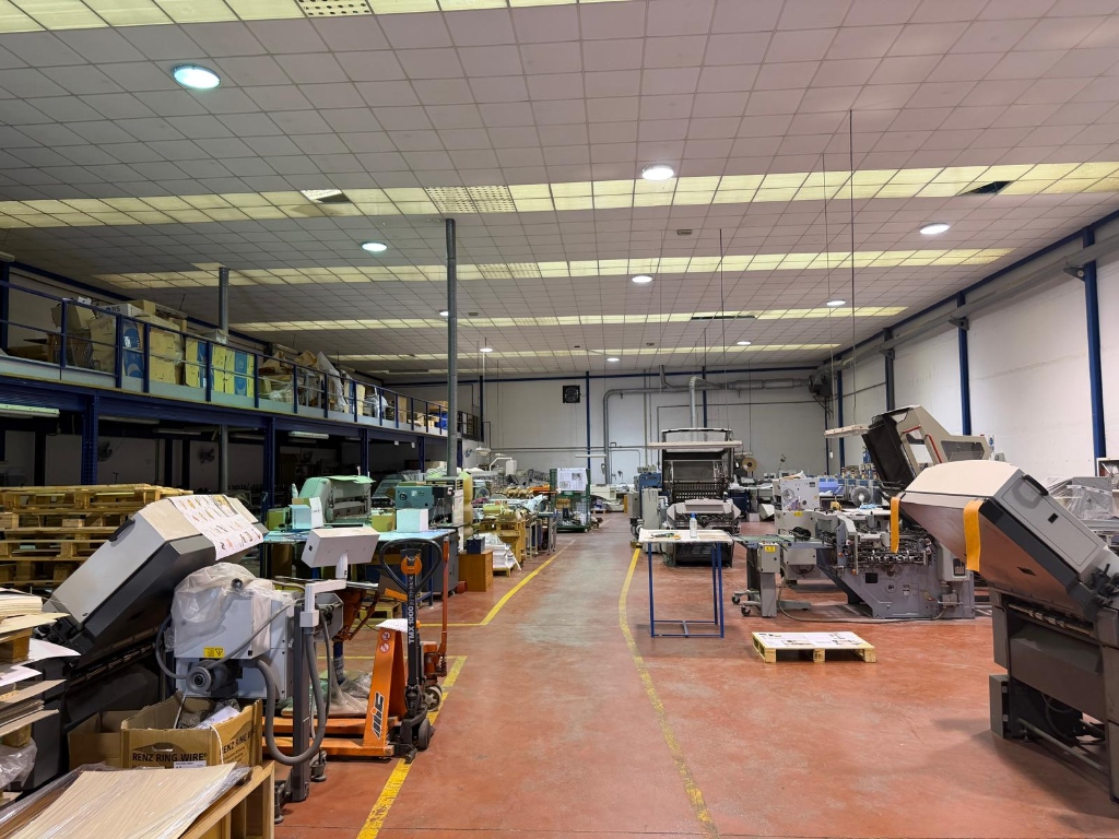Nave industrial de MCD Encuadernaciones con líneas de encuadernación